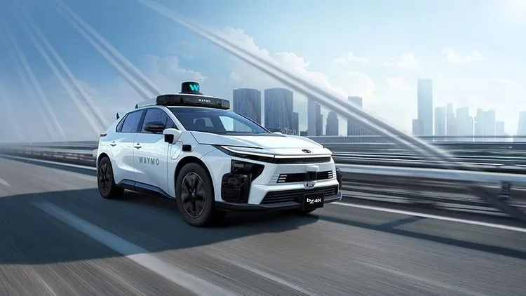 白いWaymo自動運転EV(bZ4X)が都市の高架道路を走行