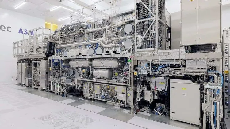 TSMC、次世代A14でHigh-NA EUV見送り – コスト最優先、Intelの先行を許すか？