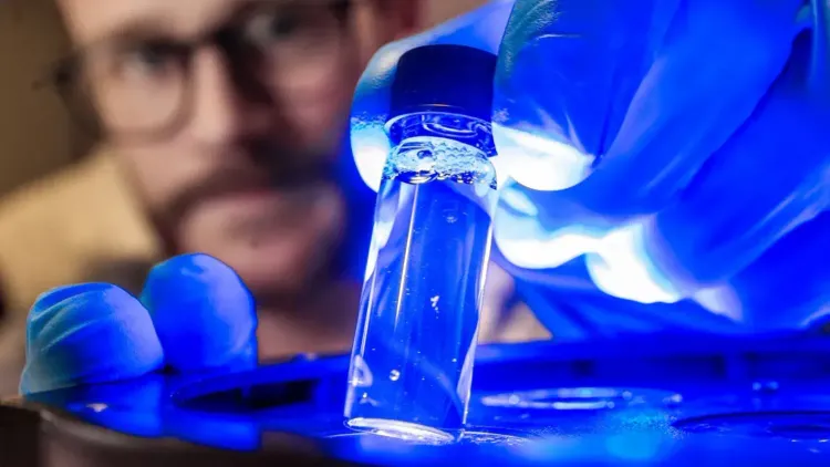 光と水だけで「脳とつながる電極」を生成:猛毒不要の導電性プラスチック革命とバイオエレクトロニクスの未来