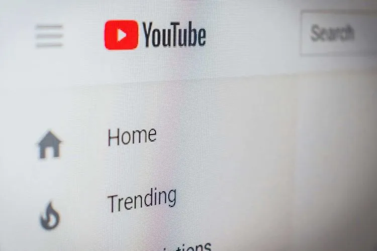 YouTubeは若者の政治教育を形成するが、サイトは複雑な問題を単純化している