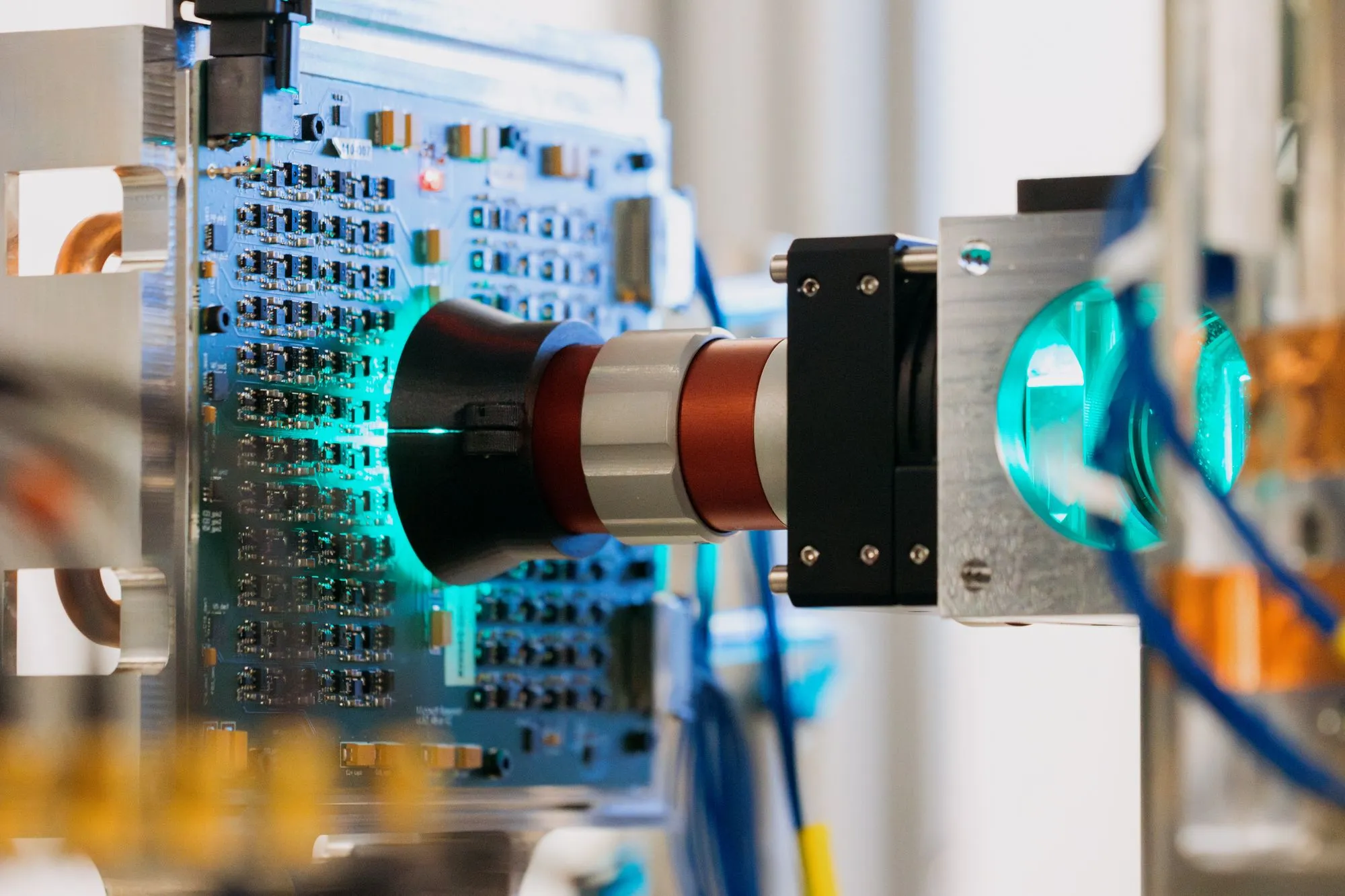 「光速AI」は実現するのか？Microsoftのアナログ光学コンピューターが示す「100倍高速、100倍省エネ」の驚異の成果