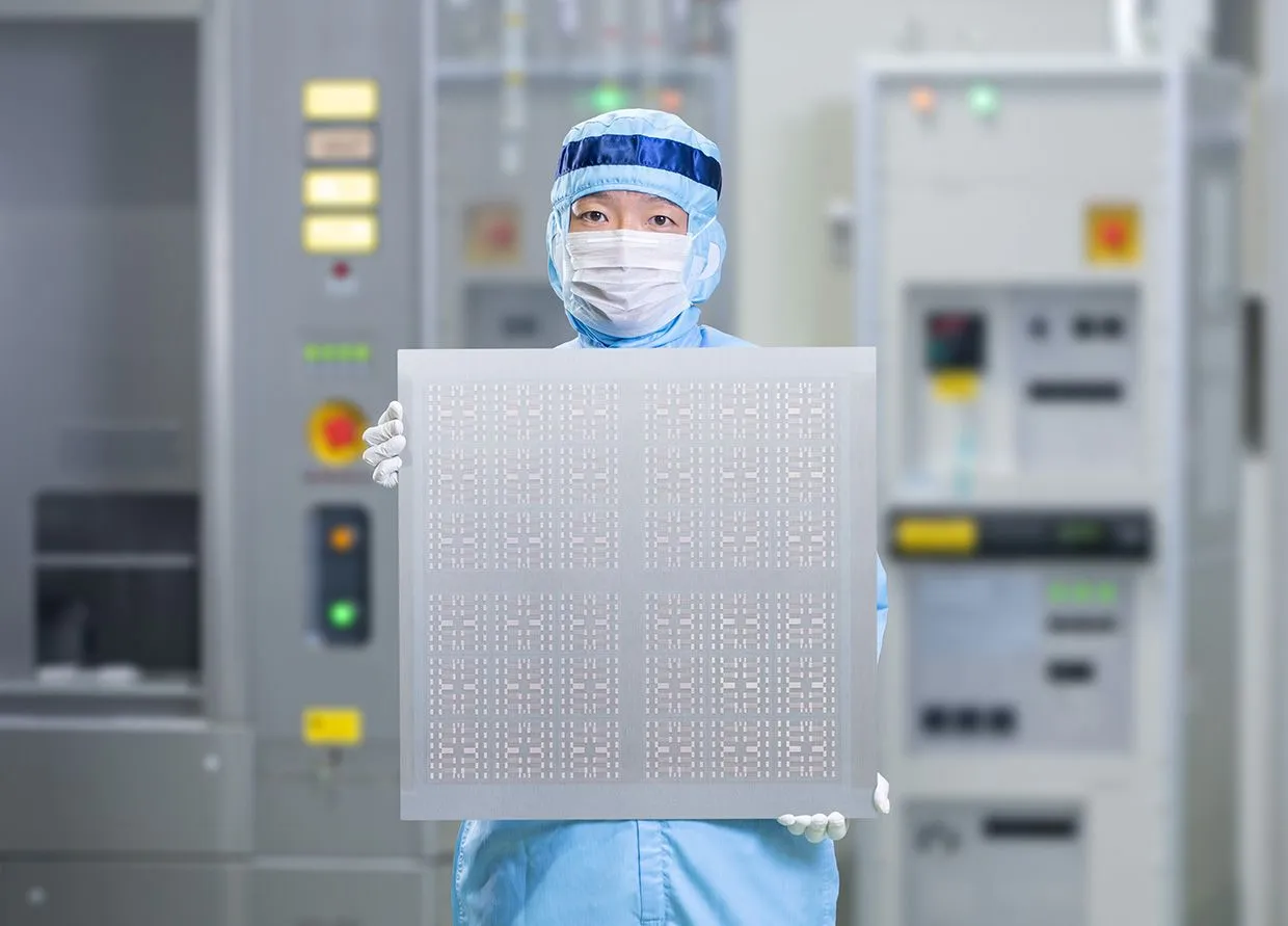 ニコン、AI時代の新兵器「DSP-100」投入。600mm角パネルが半導体パッケージングの生産性を9倍に引き上げる