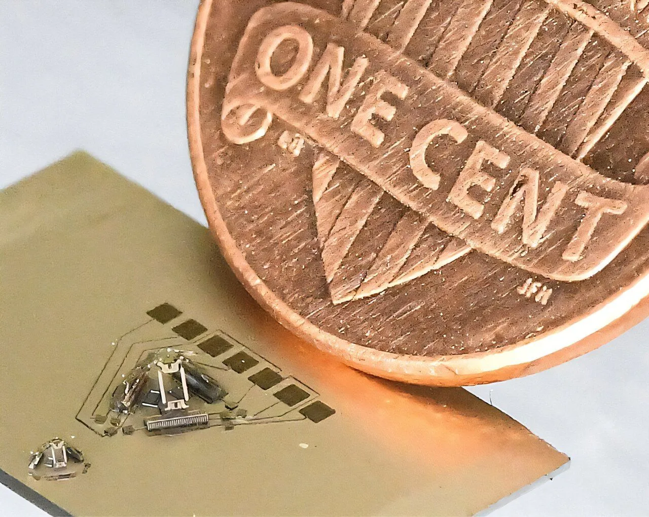 塩粒を撃ち出す0.7mmのマイクロロボットをカーネギーメロン大が開発。3Dプリンター技術がSFを現実に