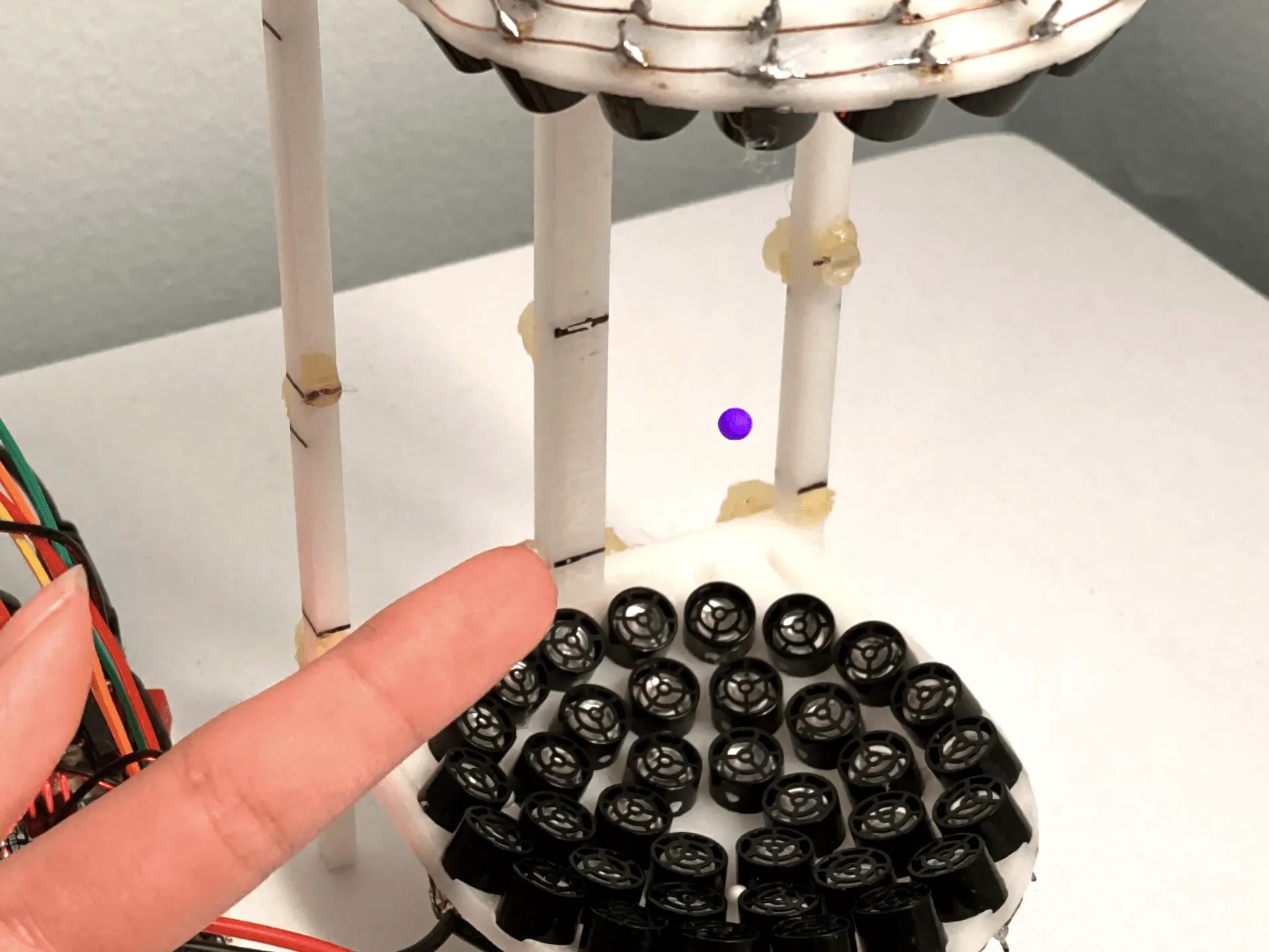 手に取れるほど身近な「時間結晶」をスピーカーとビーズによって実現：ニュートン力学を拡張する物理学的快挙