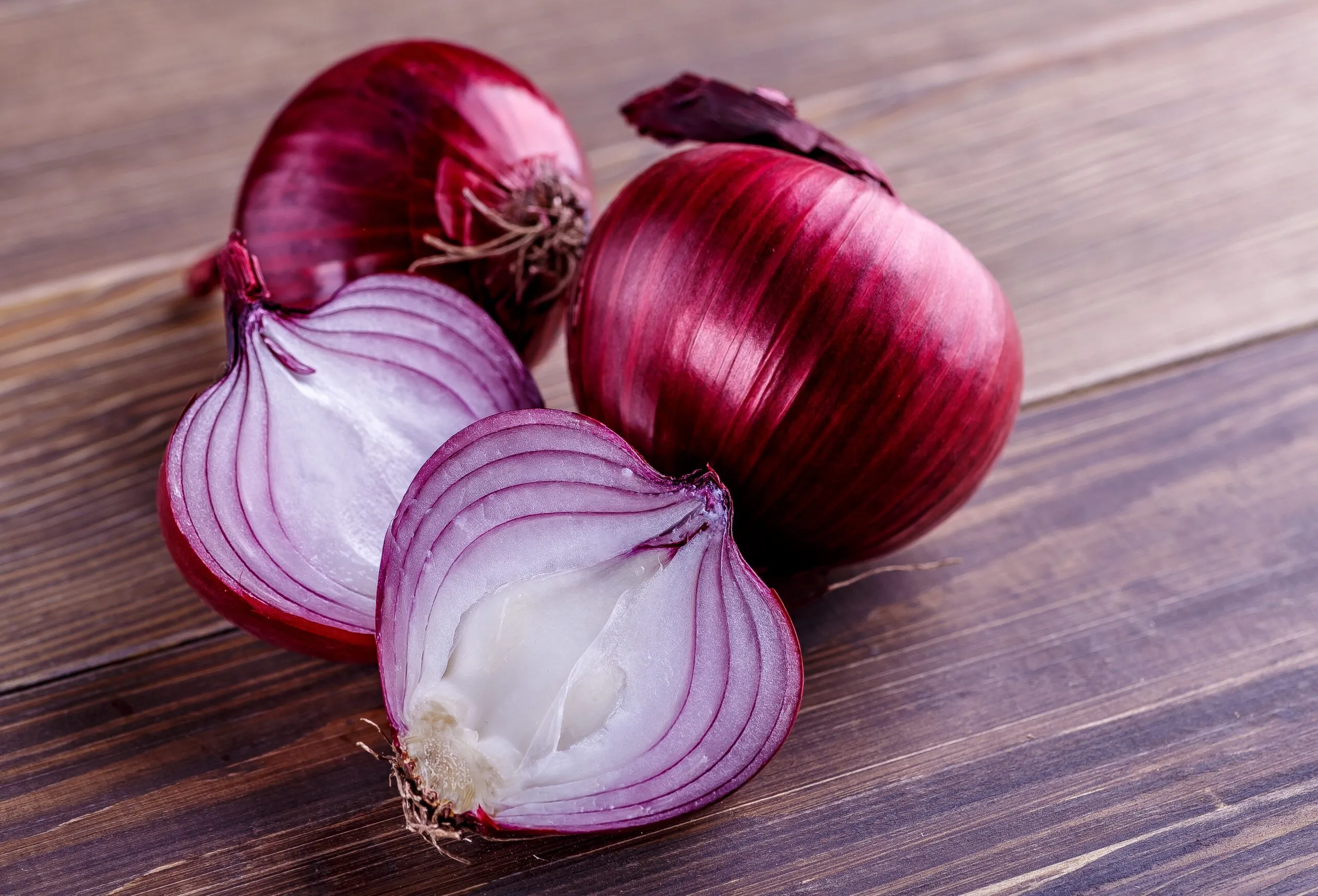 赤タマネギの皮が太陽光発電の救世主に？99.9%UVカットの新素材が石油由来の常識を覆す