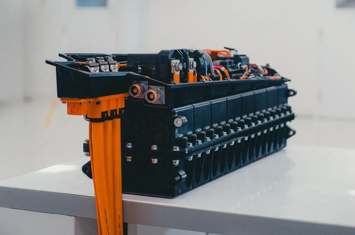 EVの常識を覆す18秒でフル充電可能なバッテリー「VarEVolt」量産へ。英国RMLの野望と技術の全貌