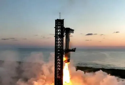 SpaceXが機械の腕で降下中のロケットを掴むという前例のない偉業を成し遂げる