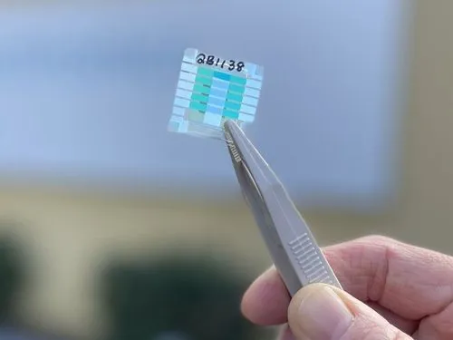 “数秒”での充電も可能になる「量子電池」プロトタイプの開発に初成功：光と物質の強結合が生み出すエネルギー革命