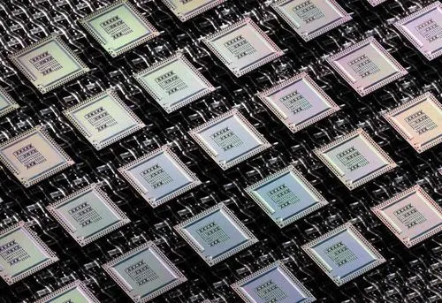 GlobalFoundriesとQuantum Motion、1024量子ドットチップの開発で提携 – 量子コンピュータの商用化に向け大きな一歩