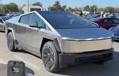 BYDがTeslaのCybertruckをリバースエンジニアリングしている様子が目撃される