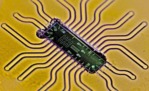 EeroQ、液体ヘリウムを用いたスケーラブルな量子ビットを開発：「絶対零度の呪縛」から解放へ
