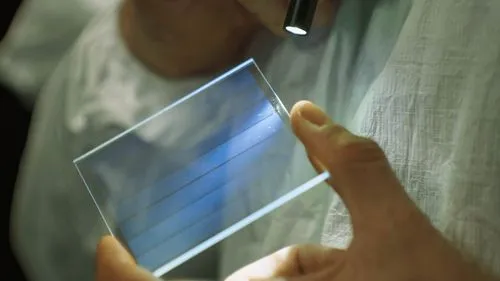 Microsoftが示すストレージの未来形「Project Silica」はガラスプレートに1万年間のデータ保存を可能にする