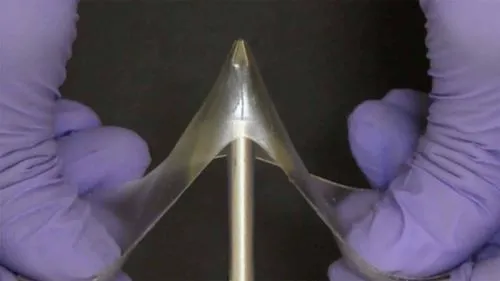 ガラスの様に硬くゲルのように伸びて復元力のある「ガラス状ゲル」と呼ばれる全く新しいクラスの材料が開発された