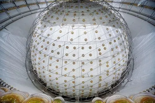 世界最大のニュートリノ検出器が地下深くで稼働開始