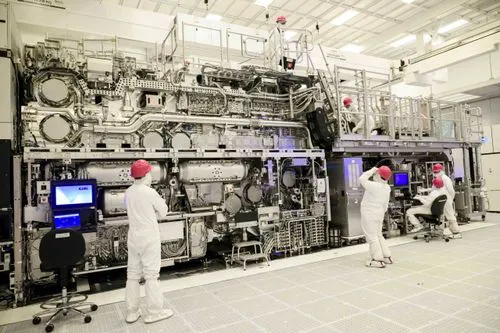 IntelとASML、第2世代High-NA EUV「EXE:5200B」検証完了：時速175枚が告げる2027年「量産」の幕開け