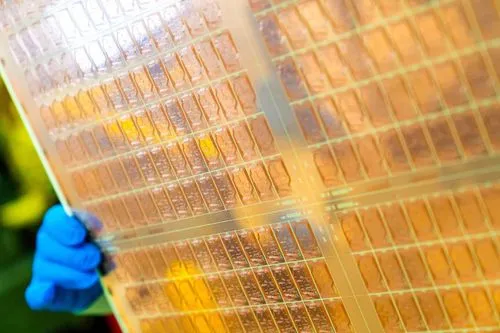 AI半導体は「ガラス」へ移行する：Intel、ネプコン ジャパン 2026で「ガラス基板＋EMIB」を披露