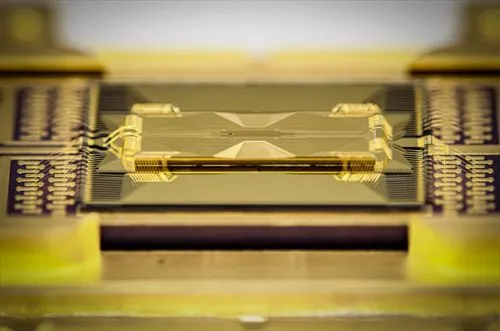 量子コンピュータを半導体工場で量産する：IonQがボルダーに開設した新R&Dラボが示す「脱レーザー」戦略の全貌