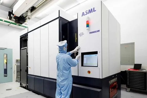 中国政府、オランダのASML半導体製造装置輸出規制に強く不満を表明