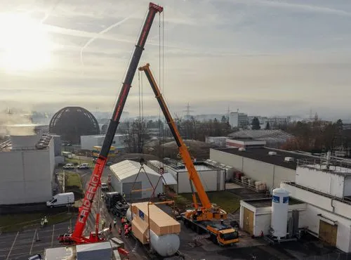 CERN、HL-LHCに向けた「世界最大の極低温冷凍機」心臓部を設置完了