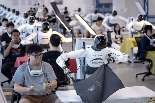 中国の「ロボット学校」で何が起きているのか？ 20代の「サイバー労働者」がVRと外骨格で挑む、具現化AI覇権への道