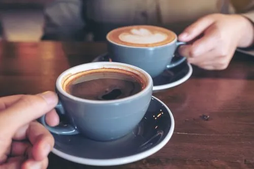 毎日のコーヒーや紅茶は認知症から脳を守る「盾」になる：13万人の40年の大規模調査から判明