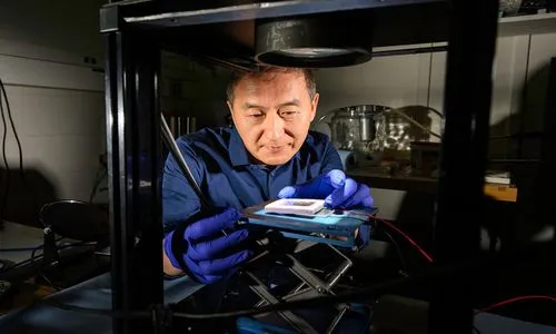 太陽熱電発電機で15倍の性能向上を実現：レーザーが刻む「黒い金属」が拓く新境地