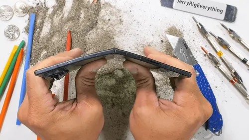 Galaxy Z Fold8の実機が曲げテストに耐えた、分解で見えたチタンとQiの代償