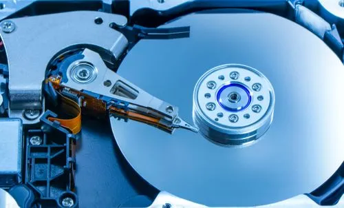 Microsoft、使用済みHDDから貴重な金属資源を抽出するロボットでリサイクルを模索