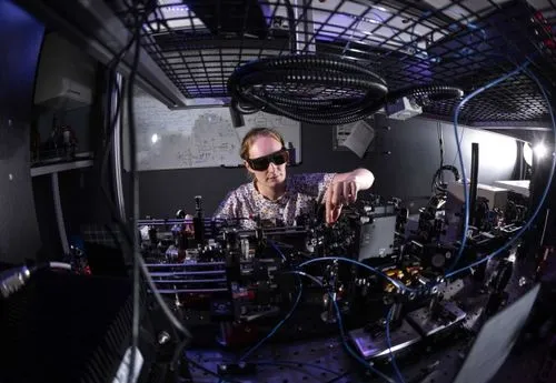 「量子インターネット」の実現に繋がる量子情報の送受信に初めて成功