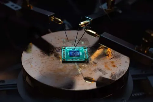 ムーアの法則を超える？世界初、6層積層CMOSチップの開発に成功