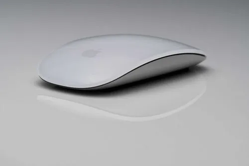 Apple新型Magic Mouse、2026年後半に刷新か – 人間工学に基づく設計と音声制御の可能性