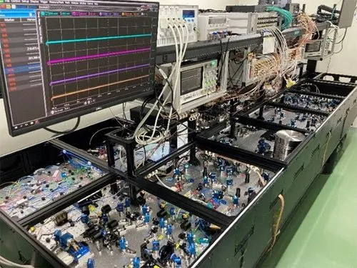 NTTと東大発OptQCが連携、国産「光量子」で2030年100万量子ビットへ