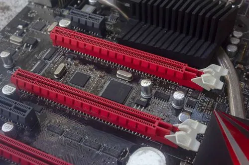 PCI Express 8.0の仕様策定が開始：最大1TB/sの実現に向け物理限界に挑戦、今後は光コネクタに移行の可能性も