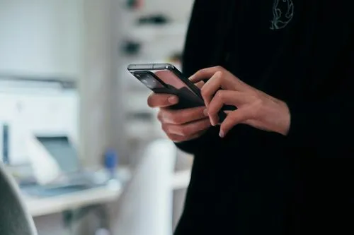 スマホ用メモリ在庫が「4週間」を割り込む：AIブームの影で廉価版デバイスを襲う「価格高騰」と「スペックダウン」の全貌
