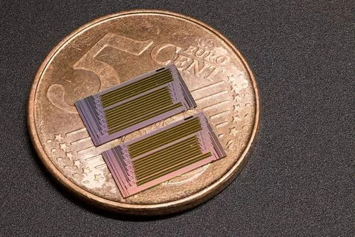 AI進化の壁を打ち破る「光マイクロチップ」：大量生産を可能にした新素材がデータセンターを救う
