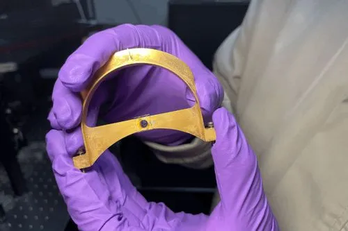 スタンフォード大学が室温動作する量子通信デバイスを開発、光と電子の「ねじれ」が“手の平サイズ”の量子コンピュータを可能にするか