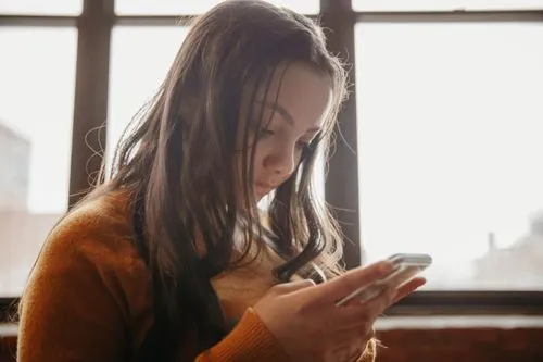 MetaのAI倫理は崩壊したのか？ 内部文書が暴く、児童との「官能的会話」を許容した衝撃の実態