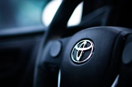 トヨタが安全機能の「オフボタン」廃止を検討：「交通事故ゼロ」の理想とドライバーの自由のあいだで