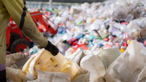 プラスチックを気化させて再生する画期的なリサイクル技術が登場、プラスチックごみの将来的な大幅な削減に繋がる可能性
