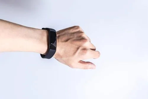 歩くだけでスマホが充電できる？日常の動きを電力に変える新素材、発電能力450%向上のブレークスルー達成
