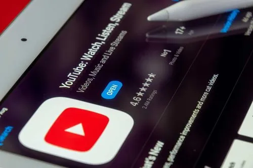 YouTube、言語の壁を破壊。多言語音声機能の本格展開がもたらす「動画革命」の全貌