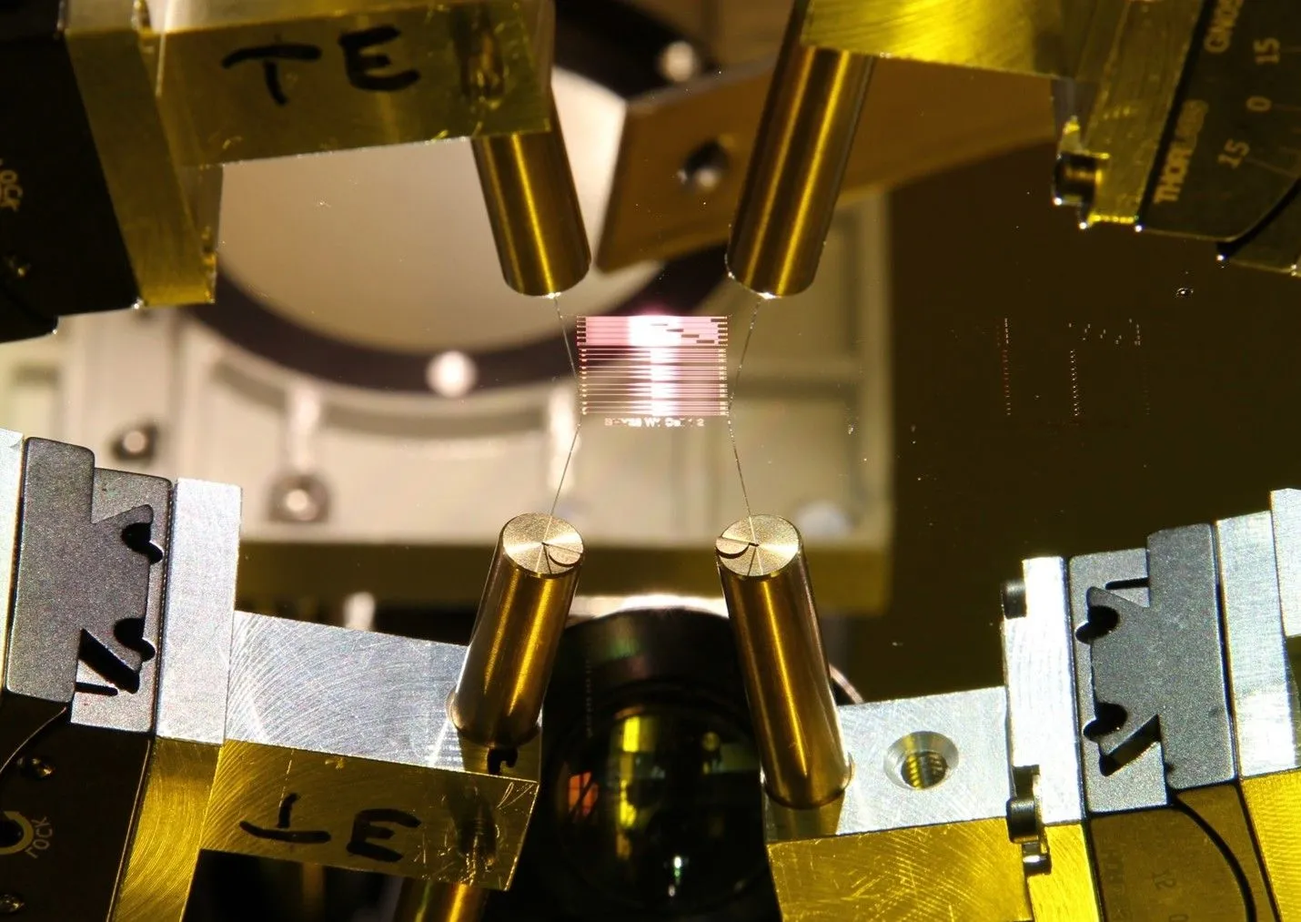 量子コンピュータの巨大光学系をチップに集積する革命、ドイツ「SmaraQ」が始動