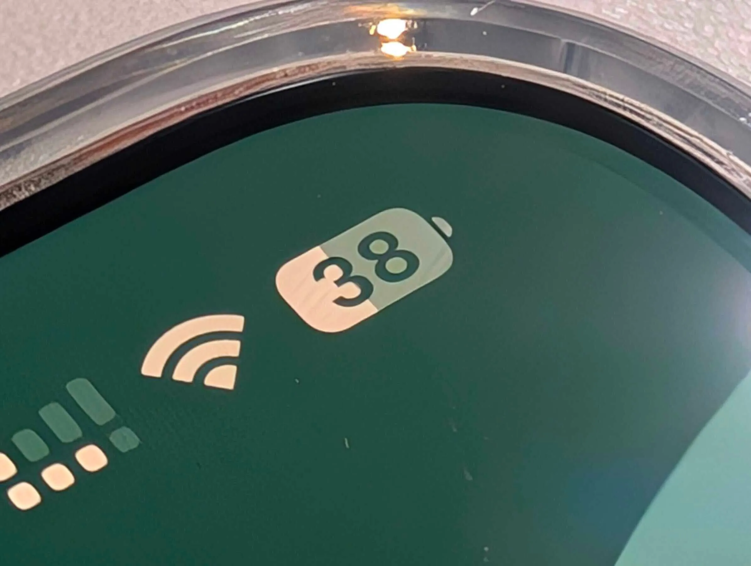 バッテリー残量が38%を切るとスマホユーザーは不安を感じることが判明