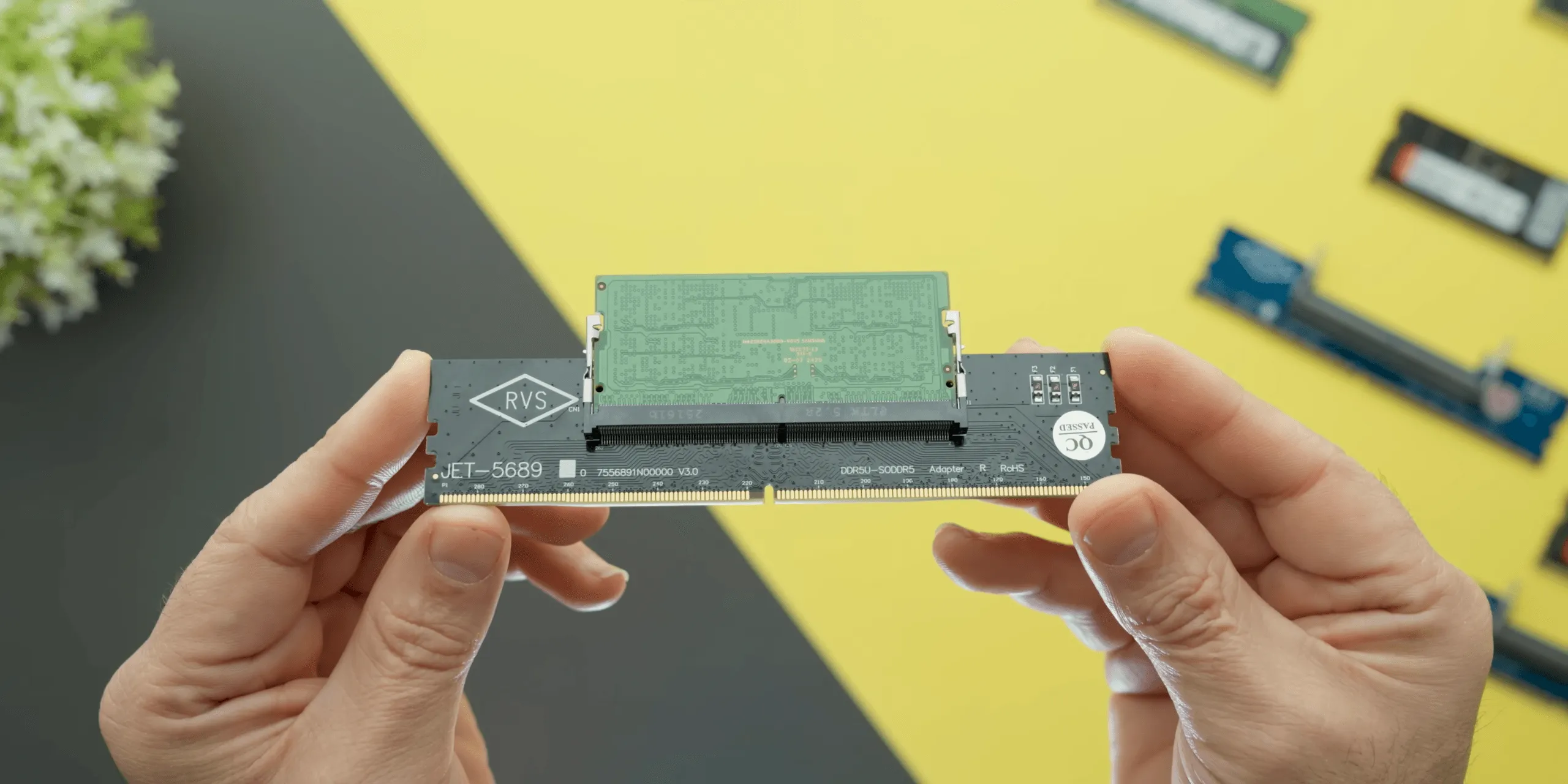 DDR5価格高騰対策の裏技となるか？ ノートPC用メモリをデスクトップで使う「SODIMM変換アダプター」が登場。その真価と実用性は