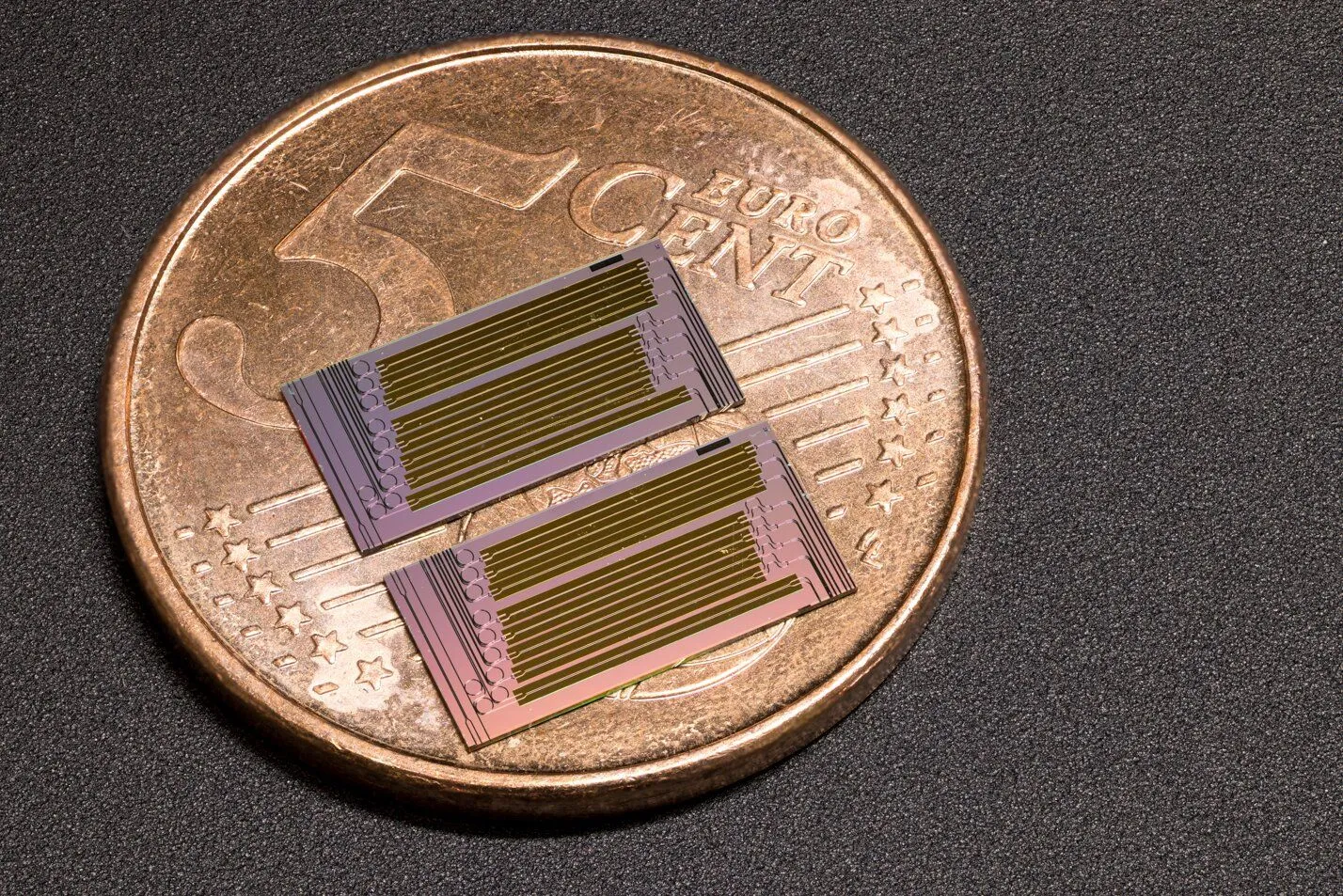 AI進化の壁を打ち破る「光マイクロチップ」：大量生産を可能にした新素材がデータセンターを救う