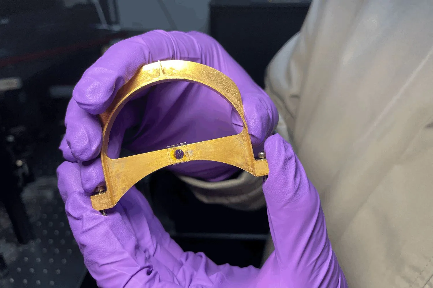 スタンフォード大学が室温動作する量子通信デバイスを開発、光と電子の「ねじれ」が“手の平サイズ”の量子コンピュータを可能にするか