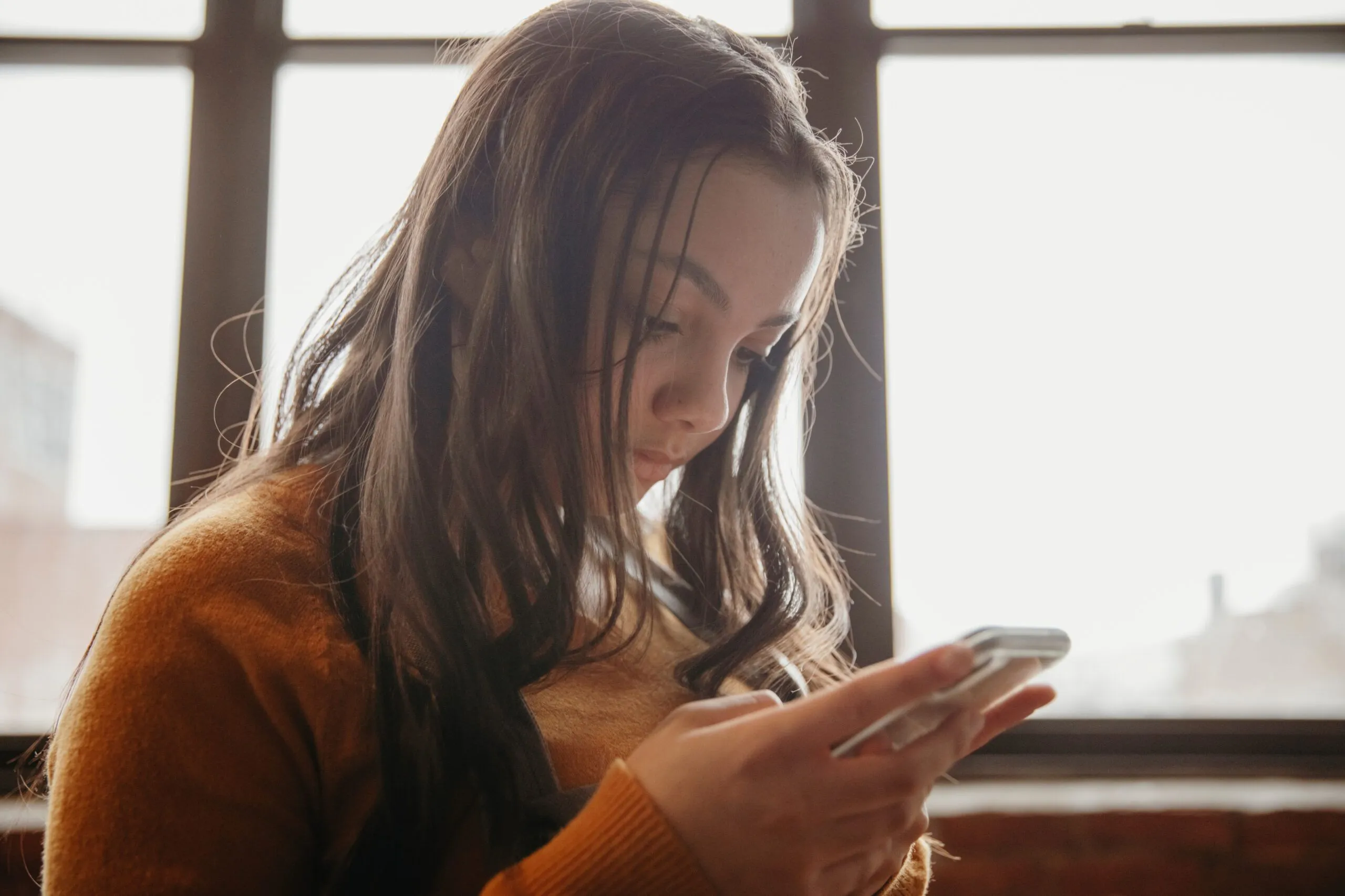 MetaのAI倫理は崩壊したのか？ 内部文書が暴く、児童との「官能的会話」を許容した衝撃の実態