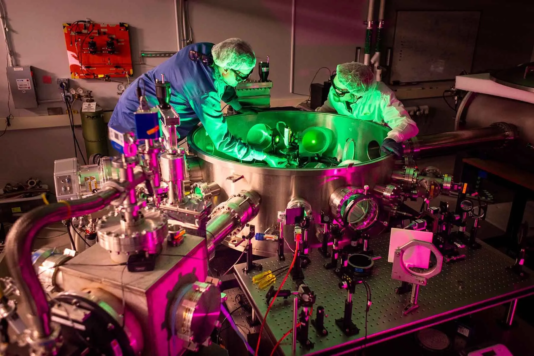 米国最強のレーザー「ZEUS」は世界総発電量の100倍を超える出力を達成した