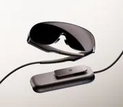 Meta VR Glasses、眼鏡部分は約100g：演算装置を分離し水平70度の視野を得る