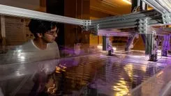 見えない量子の干渉を「水槽の波」で可視化。OISTが暴いた空間全体のトポロジー